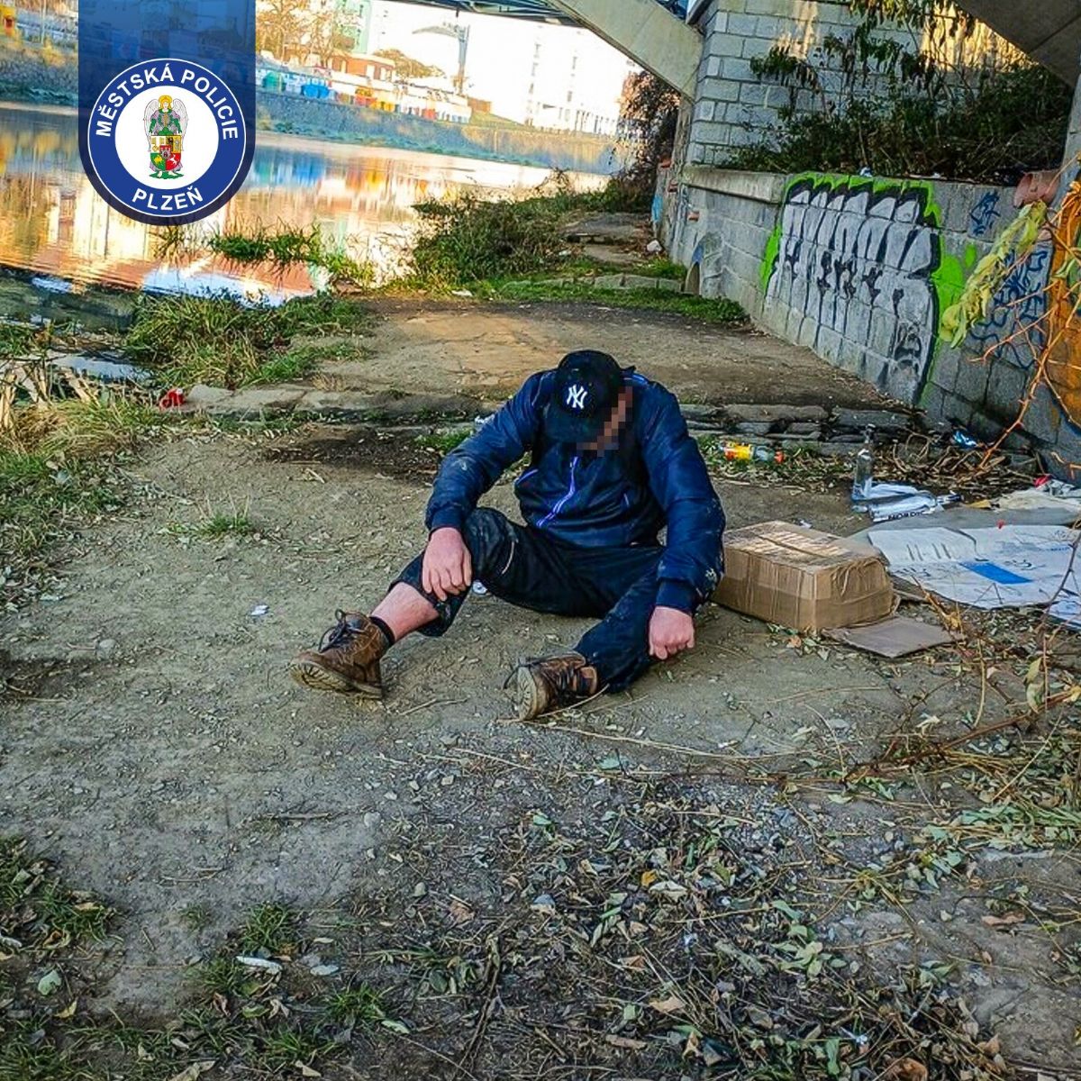 Strážníci zachránili podchlazeného muže pod mostem u řeky