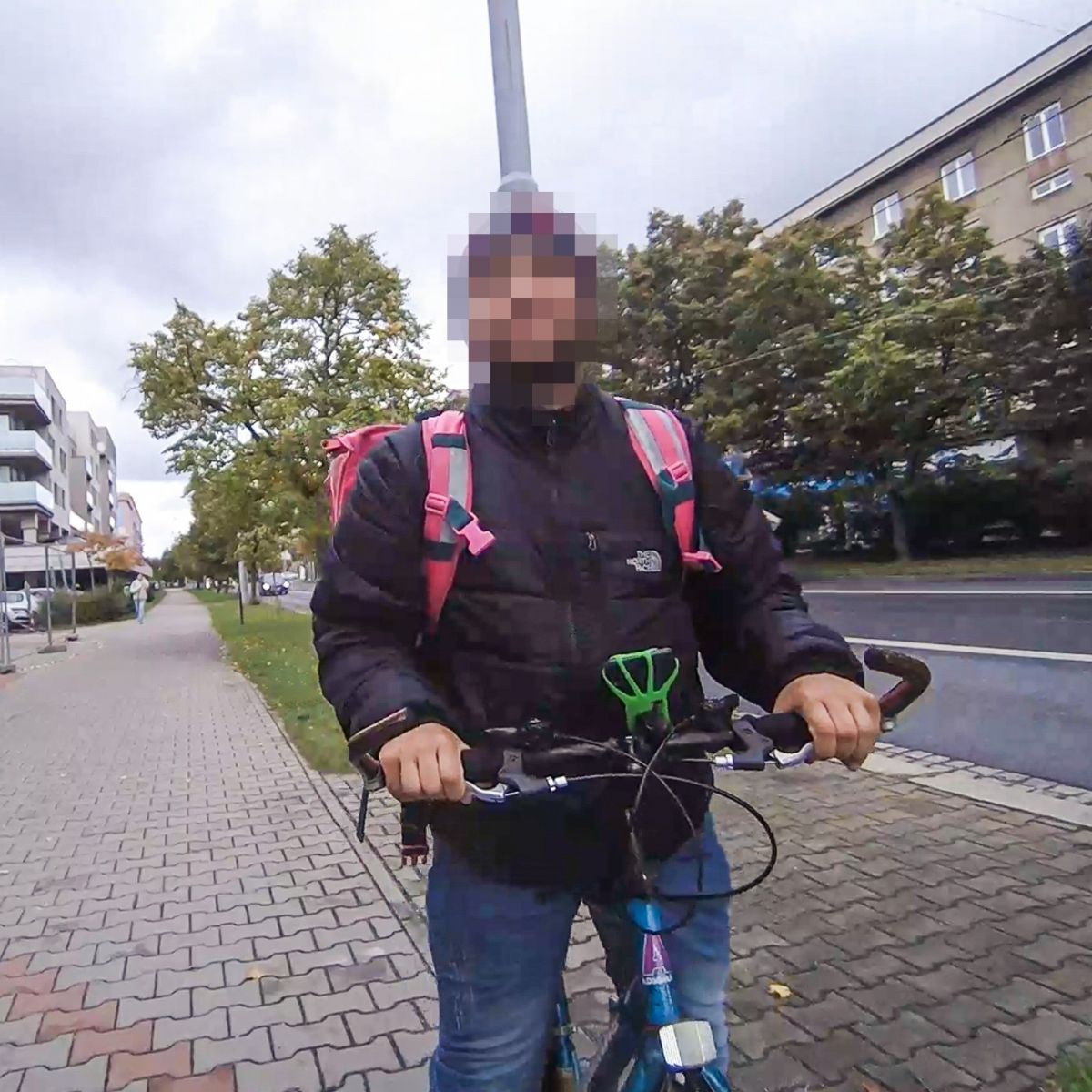 Agresivní, opilý a zdrogovaný kurýr utíkal před policií