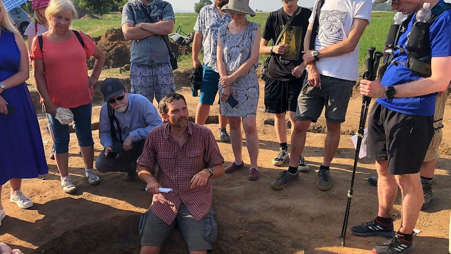 Archeologové ZČU objevili pod horou Říp hrobku významné ženy z doby bronzové