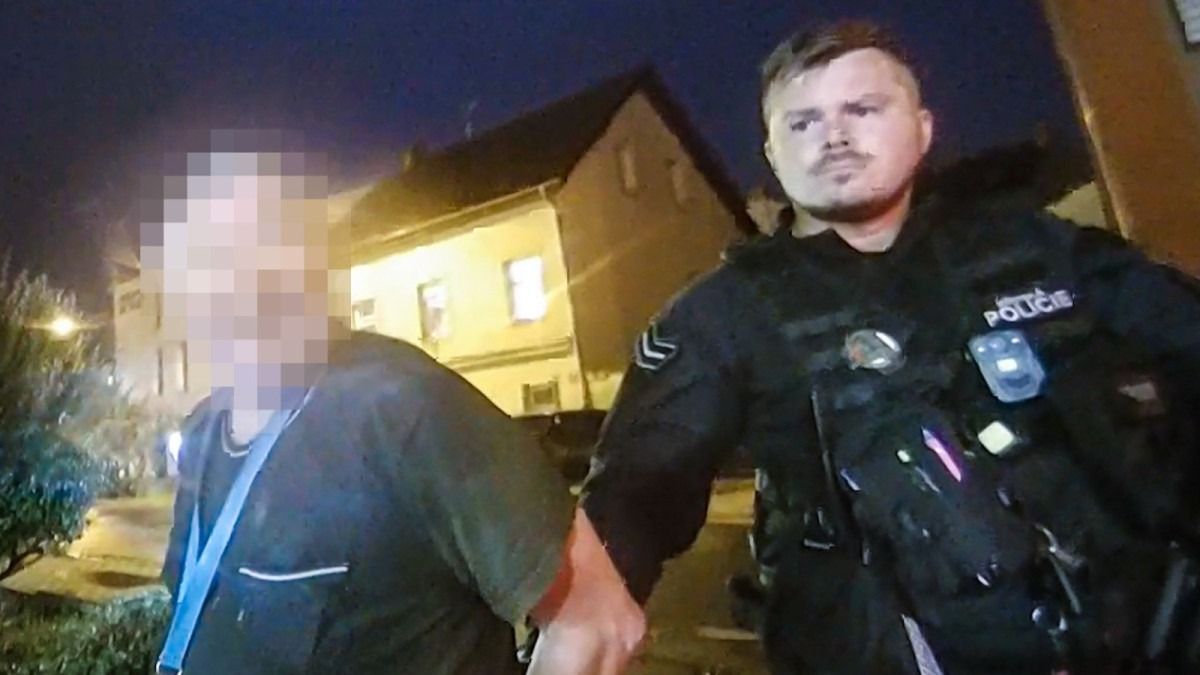 Hodil kebab po obsluze kvůli alkoholu, převzali si ho strážníci