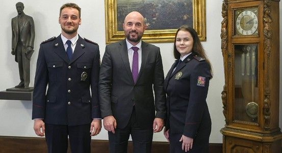 Hrdinský zásah policistů v Bukovci - zachránili ženu a psa z hořícího domu