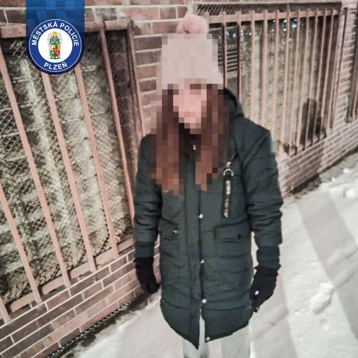 Na další promrzlou a pohřešovanou dívku upozornila kolemjdoucí