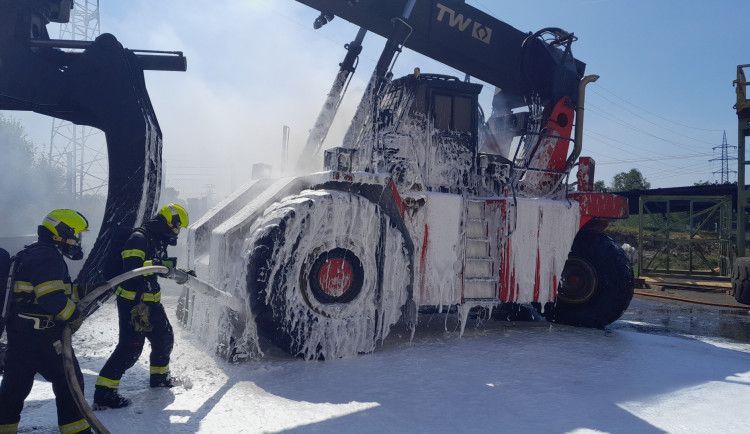 Požár stroje na vyvážení dřeva způsobill obrovské škody