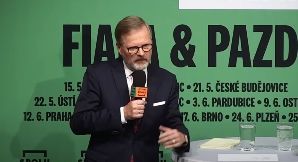 Premiér Fiala v Plzeni byl terčem nadávek, dva muži zadrženi