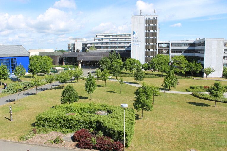 Vědci blokují stavbu bazénu u univerzity kvůli obavám z poškození přístrojů