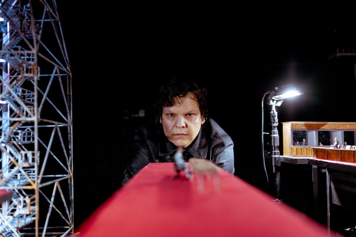 Bod zlomu: ALFA odhaluje ekologickou krizi v loutkové miniatuře