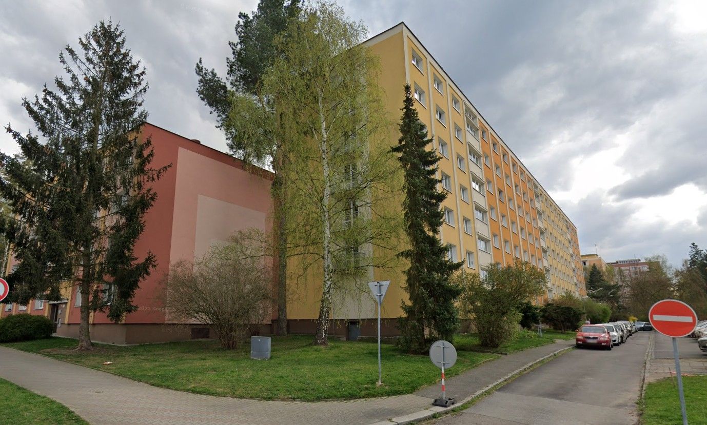 Muž na Doubravce vylévá moč z okna