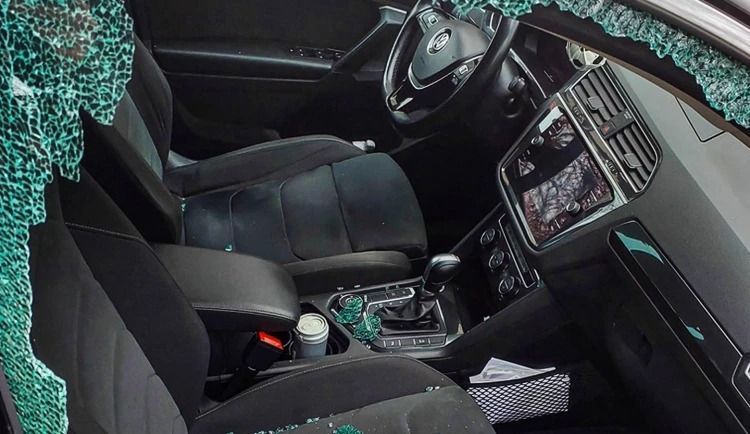 Na Borech řádí vandal, poškozuje zaparkovaná auta