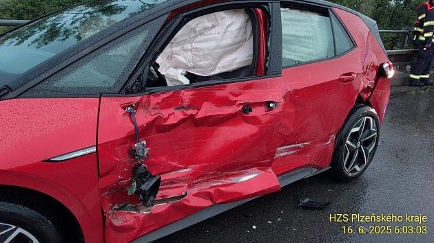 Nehoda na D5: Volkswagen smykem do Mercedesu, škoda 1,12 mil.