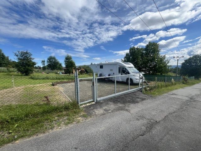 Noční drama v Plzni - muž zadržel zlodějku s 124 tisíci korun