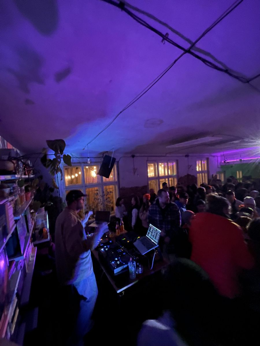 Pestrý Tuk Tuk Market v Plzni - jídlo, dárky a hudba