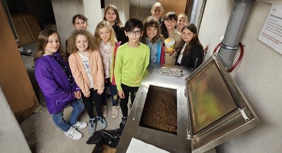 Plzeňská škola mění odpad na hnojivo díky elektrickému kompostéru