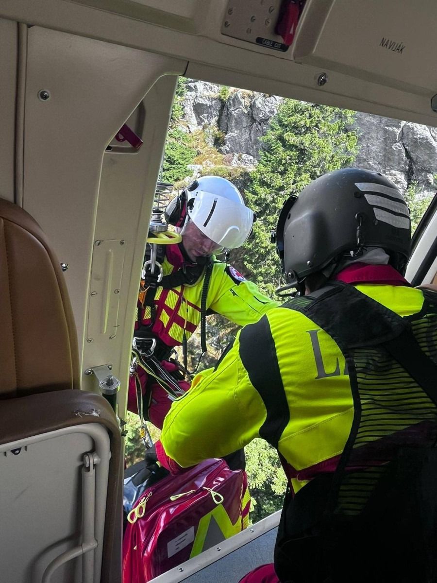 Turistu na šumavském Ostrém zachraňoval vrtulník