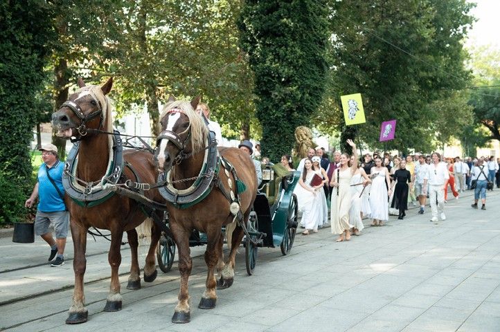 Veselý Průvod Vendelín zahájil jubilejní sezónu plzeňského divadla
