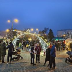 Vánoční trhy před budovou radnice završilo rozsvícení vánočního stromu