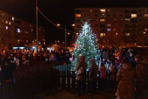 obrázek:Vánoční stromky se rozzářily i na Borech a na Skvrňanech