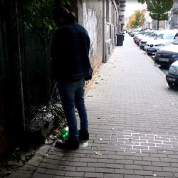 Opilec upadl při zapínání kalhot