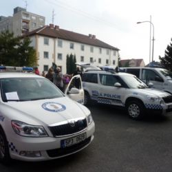 Pořádný šok pro řidiče auta - nahý muž muž mu usedl na místo spolujezdce