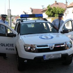 Urážky a rozbité dveře, za to, že na něj pokukují