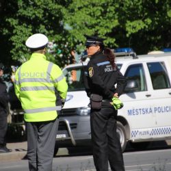 Hrozil tím, že ukončí svůj život skokem pod projíždějící auto