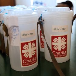 Charita rozmisťuje v kraji tříkrálové pokladničky na veřejně přístupná místa