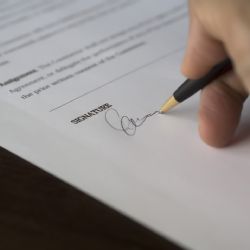 Chtěla být pěstounkou, padělala lékařskou zprávu