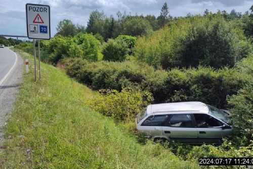 Foto: Citroën v příkopu, řidič zmizel beze stopy