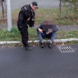 Cizinec s tržnou ránou na hlavě ležel na parkovišti mezi zaparkovanými auty