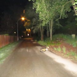 Cyklista zpitý namol ležel na Roudné na silnici. Pomůžete případ objasnit?