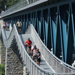 Cyklisté a chodci mohou přes Hracholusky po nové lávce