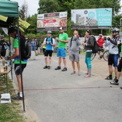 Cyklisté si u Papírenské lávky pochutnali na bábovce i domácím chlebu