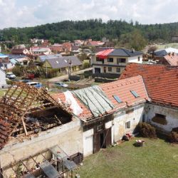 Diecézní charita rozdělila finanční pomoc zasaženým ve Stebně a zřídila krizový fond