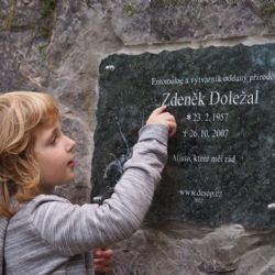 Entomolog a výtvarník Zdeněk Doležal má u Lopaty pamětní desku