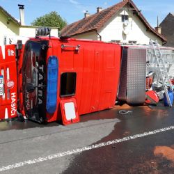 Hasiči z Merklína bourali, v Dýšině hořel traktor