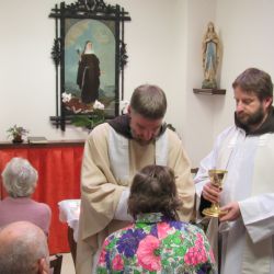 Již 10 let pomáhají kapucínští mniši při bohoslužbě přímo v Nemocnici Sušice