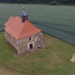 Kostel sv. Petra a Pavla zve na Dolanské Navalis i pouť s Jakubem Smolíkem