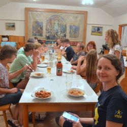 Mladí dobrovolníci z ciziny zpestří dětem příměstské tábory v Kyšicích 