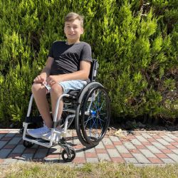 Mladý sportovec Oliver má nový vozík. Přispěla Nadace Agel