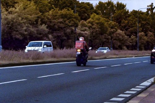Foto: Motorkář se proháněl Domažlickou více než devadesátkou 