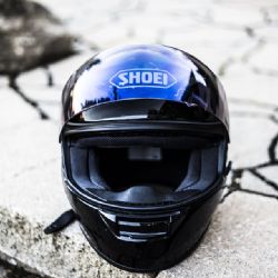 Motorkář u Měcholup nestihl zastavit v koloně a zranil se