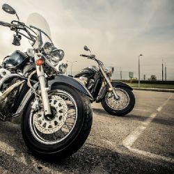 Motorkář u Miřkova přepadl přes svodidla
