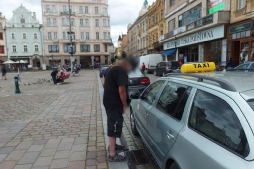 Foto: Muž močil na plzeňském náměstí