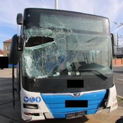 Na nádraží se samovolně rozjel autobus, zbořil zídku