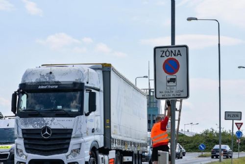 Foto: Na území Plzně začíná od 1. července platit zákaz stání kamionů