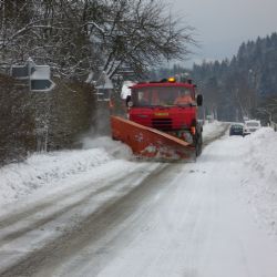 Náklady na zimní údržbu se v kraji zvýšily, poškozené silnice se opravují