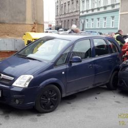 Nehoda v Poděbradově v Plzni: jedno zranění, 6 poškozených aut