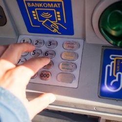 Zapomněli jste peníze v bankomatu? Zajděte na policii