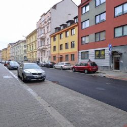 Nová silnice, chodníky i parkovací místa. Bendova ulice je zrekonstruovaná