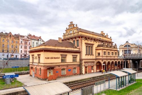 Foto: Obnovou projde další historická nádražní budova v Plzni - Jižní nádraží