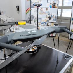 Plzeň rozvíjí spolupráci s univerzitou, daruje dron fakultě elektrotechnické  